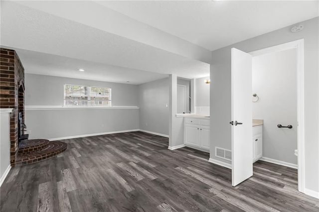 302 16th Avenue S, Greenwood, MO 64034