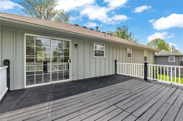 302 16th Avenue S, Greenwood, MO 64034