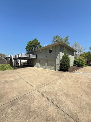 302 16th Avenue S, Greenwood, MO 64034
