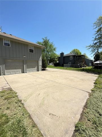 302 16th Avenue S, Greenwood, MO 64034