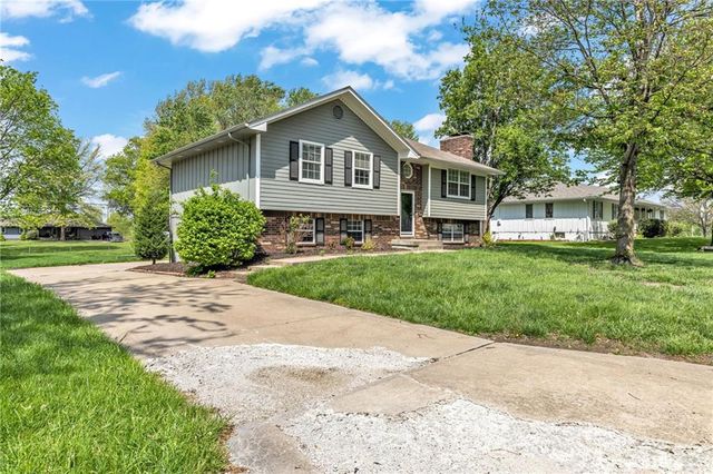 302 16th Avenue S, Greenwood, MO 64034