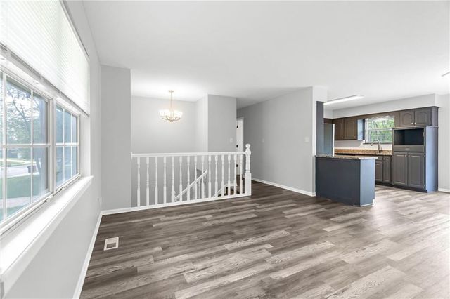 302 16th Avenue S, Greenwood, MO 64034