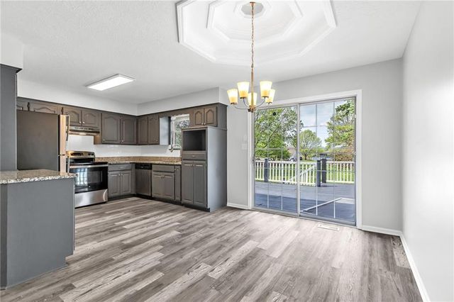 302 16th Avenue S, Greenwood, MO 64034