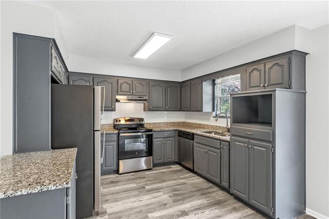 302 16th Avenue S, Greenwood, MO 64034