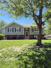 302 16th Avenue S, Greenwood, MO 64034