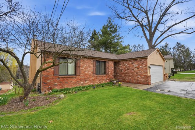 3330 Benstein Road, Commerce Charter Township, MI 48382