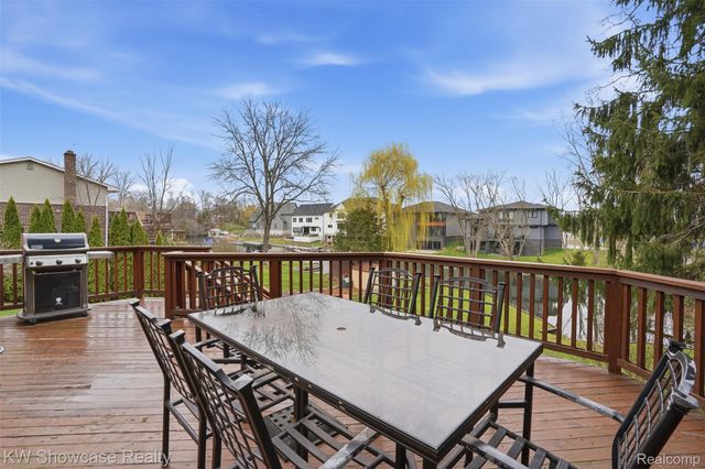 3330 Benstein Road, Commerce Charter Township, MI 48382