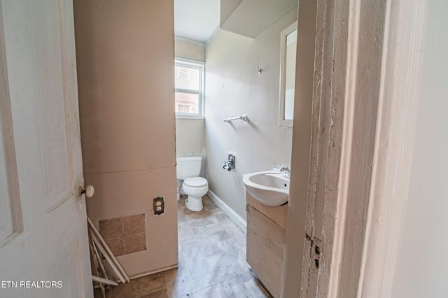 306 Carter Ave, Harriman, TN 37748