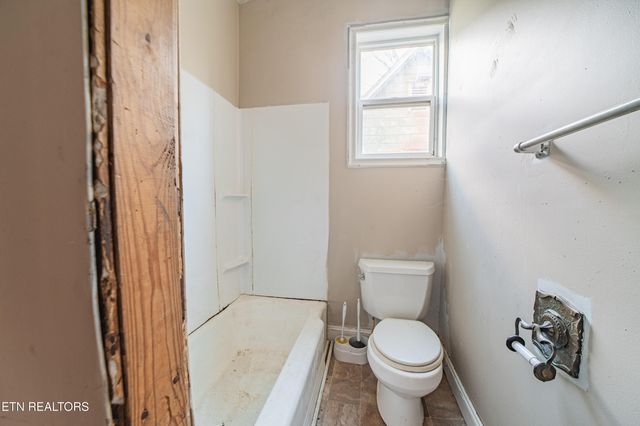 306 Carter Ave, Harriman, TN 37748