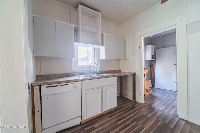 306 Carter Ave, Harriman, TN 37748