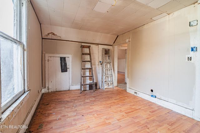 306 Carter Ave, Harriman, TN 37748