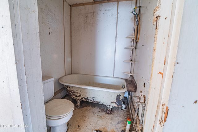 306 Carter Ave, Harriman, TN 37748