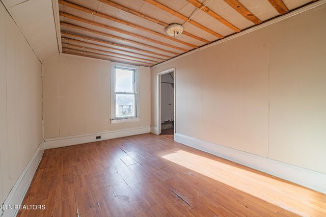 306 Carter Ave, Harriman, TN 37748