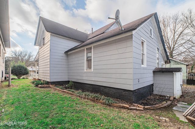 306 Carter Ave, Harriman, TN 37748