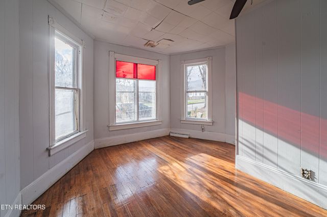 306 Carter Ave, Harriman, TN 37748