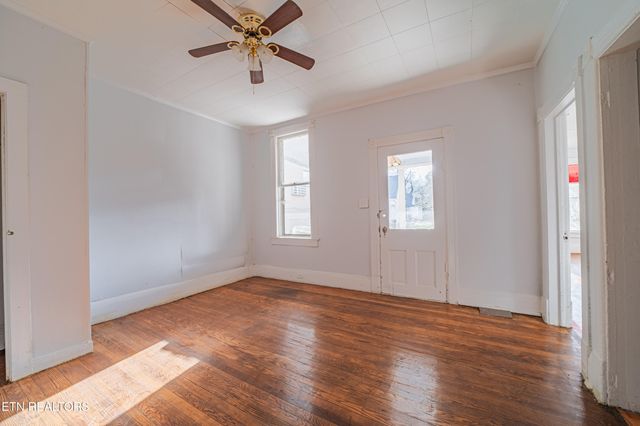 306 Carter Ave, Harriman, TN 37748