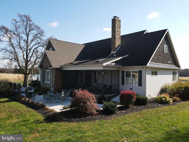 140 W REYNOLDS RD, New Oxford, PA 17350