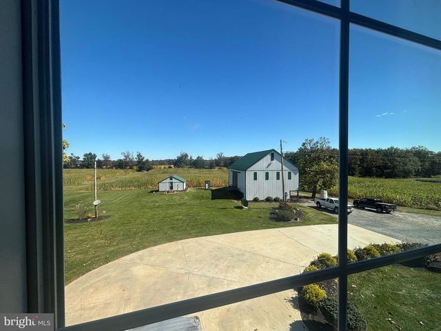 140 W REYNOLDS RD, New Oxford, PA 17350