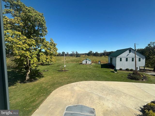 140 W REYNOLDS RD, New Oxford, PA 17350