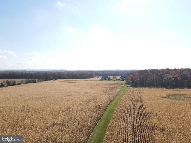 140 W REYNOLDS RD, New Oxford, PA 17350