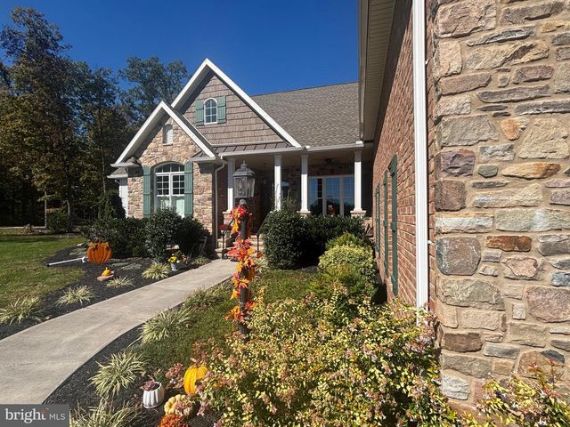 140 W REYNOLDS RD, New Oxford, PA 17350