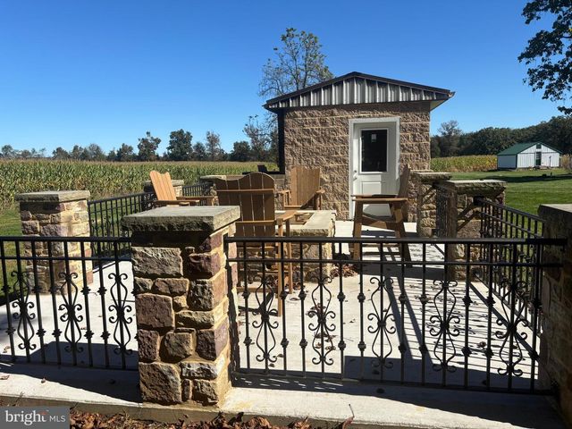 140 W REYNOLDS RD, New Oxford, PA 17350