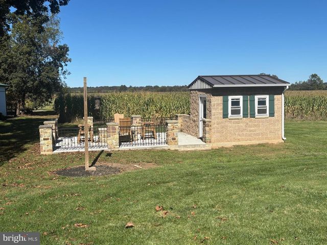 140 W REYNOLDS RD, New Oxford, PA 17350