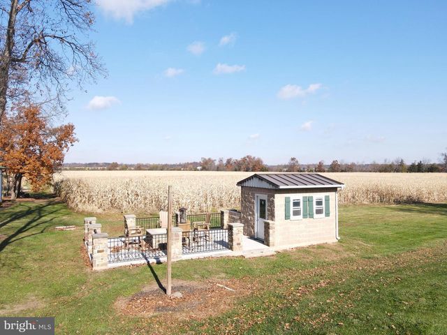 140 W REYNOLDS RD, New Oxford, PA 17350