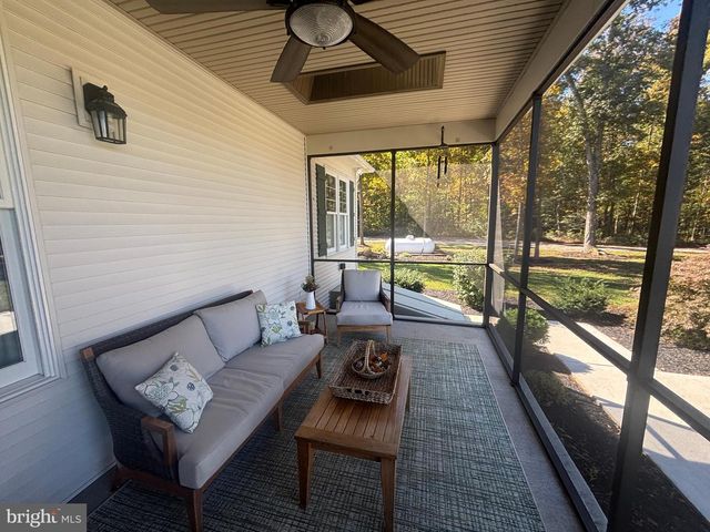 140 W REYNOLDS RD, New Oxford, PA 17350