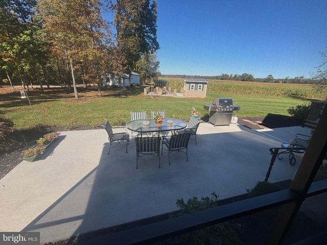 140 W REYNOLDS RD, New Oxford, PA 17350