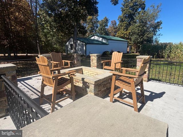 140 W REYNOLDS RD, New Oxford, PA 17350