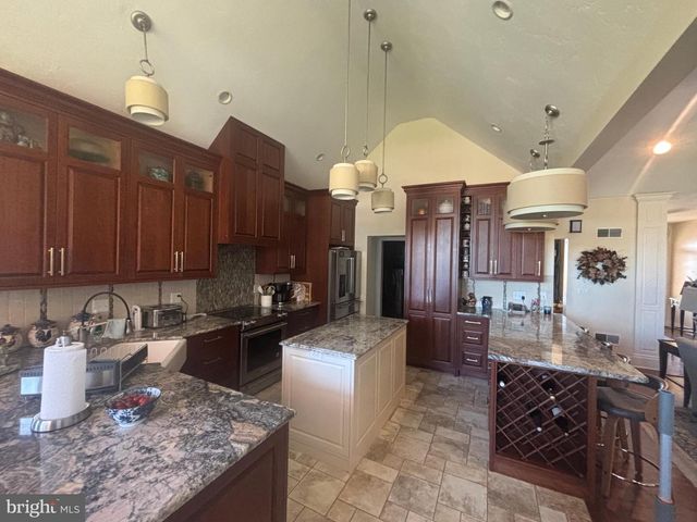 140 W REYNOLDS RD, New Oxford, PA 17350