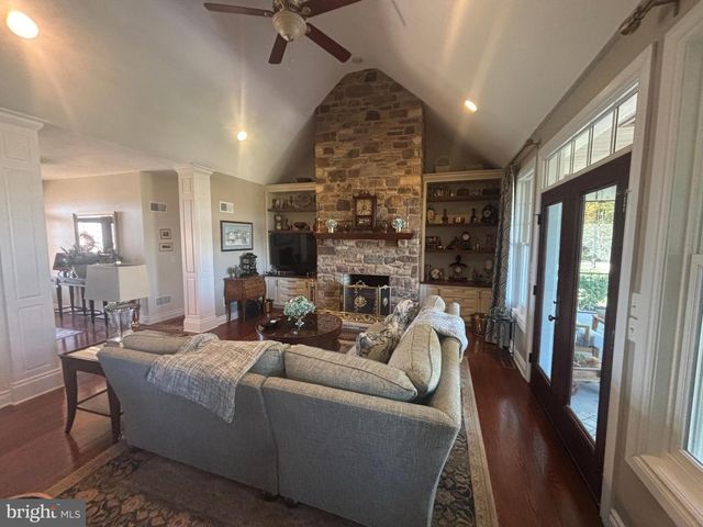 140 W REYNOLDS RD, New Oxford, PA 17350