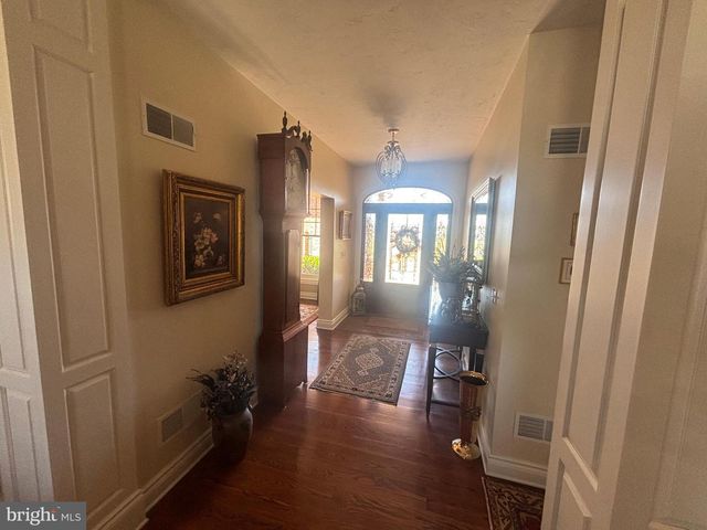 140 W REYNOLDS RD, New Oxford, PA 17350