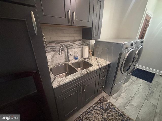 140 W REYNOLDS RD, New Oxford, PA 17350