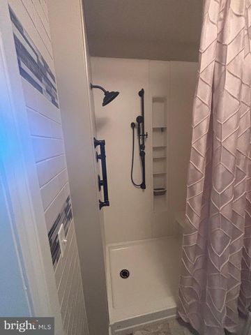 140 W REYNOLDS RD, New Oxford, PA 17350