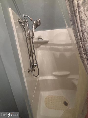 140 W REYNOLDS RD, New Oxford, PA 17350