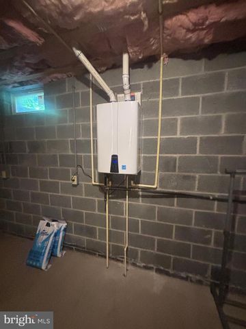 140 W REYNOLDS RD, New Oxford, PA 17350