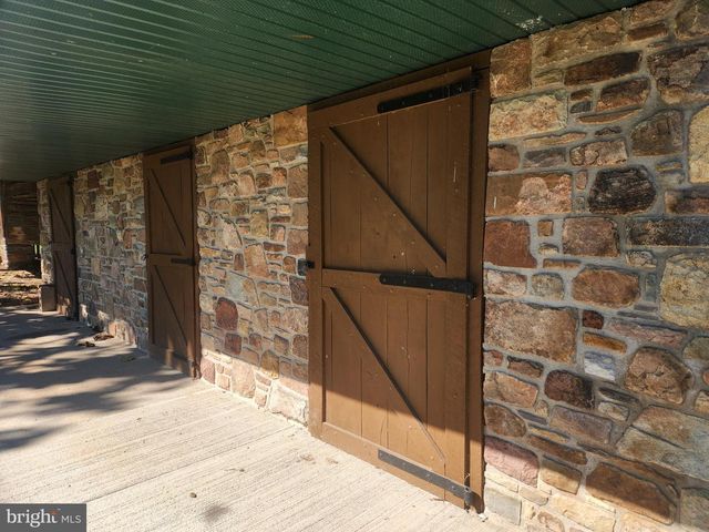 140 W REYNOLDS RD, New Oxford, PA 17350