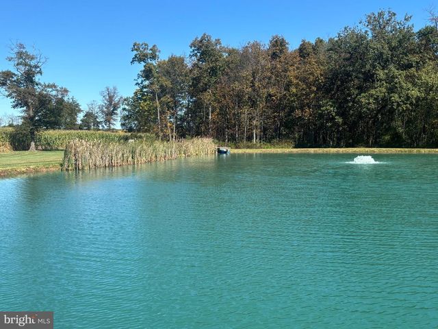 140 W REYNOLDS RD, New Oxford, PA 17350