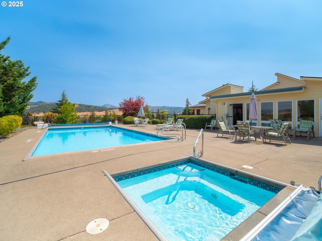 633 HIGHLAND VISTA Ln, Roseburg, OR 97471