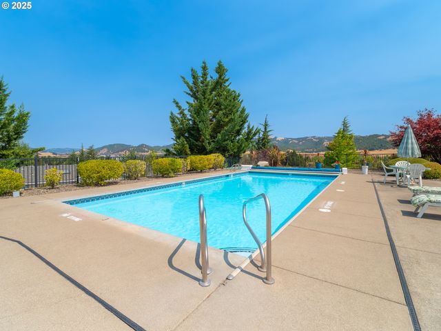 633 HIGHLAND VISTA Ln, Roseburg, OR 97471