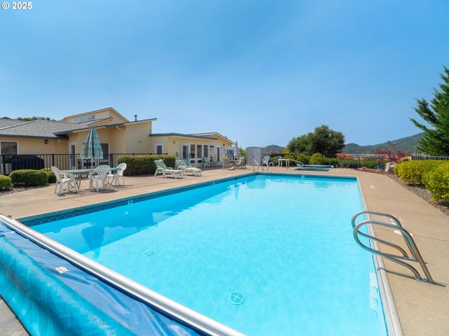 633 HIGHLAND VISTA Ln, Roseburg, OR 97471