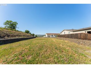 633 HIGHLAND VISTA Ln, Roseburg, OR 97471