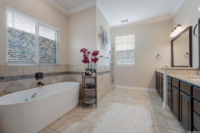 196 TEXAS BND, Castroville, TX 78009