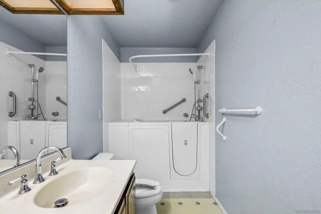 8529 Snow White Dr, El Cajon, CA 92021