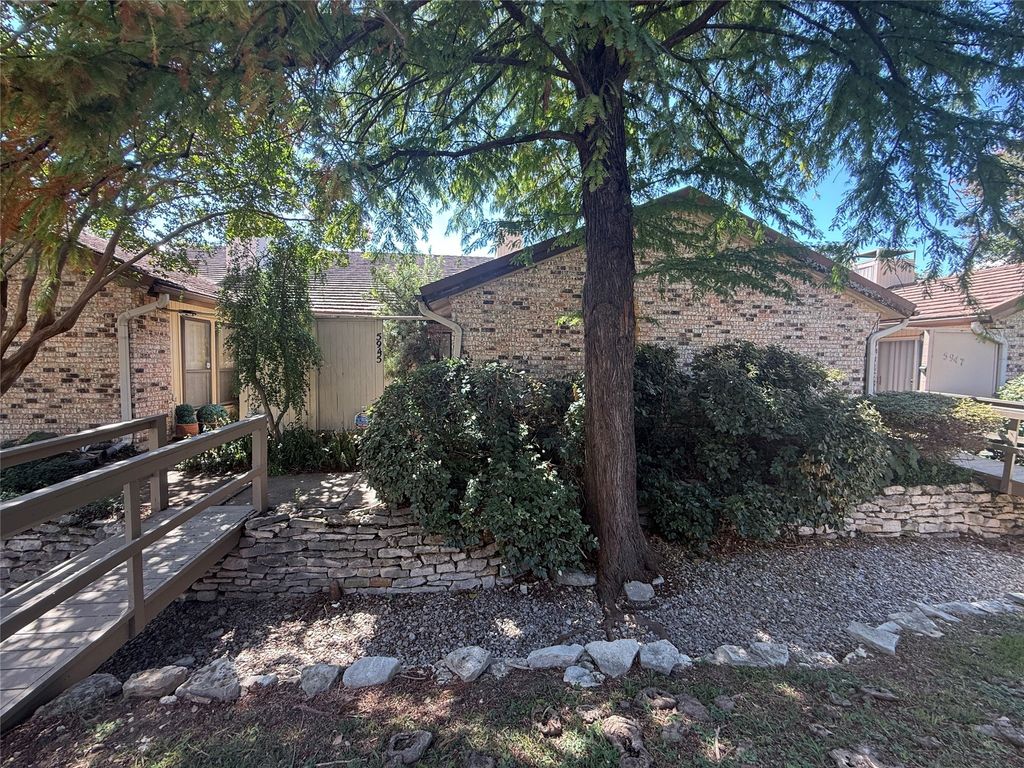 5945 Chimney Wood Circle, Fort Worth, TX 76112