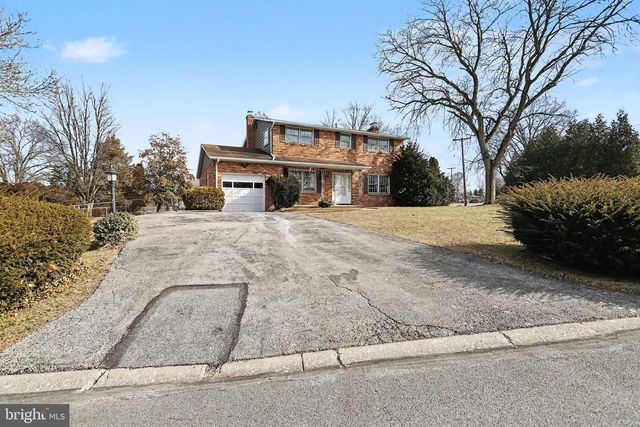 2072 ANDOVER DR, Dover, PA 17315