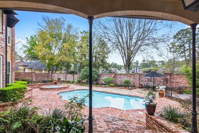 15 Forest Green Trail, Kingwood, TX 77339