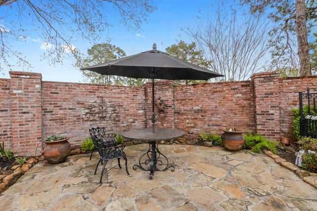 15 Forest Green Trail, Kingwood, TX 77339